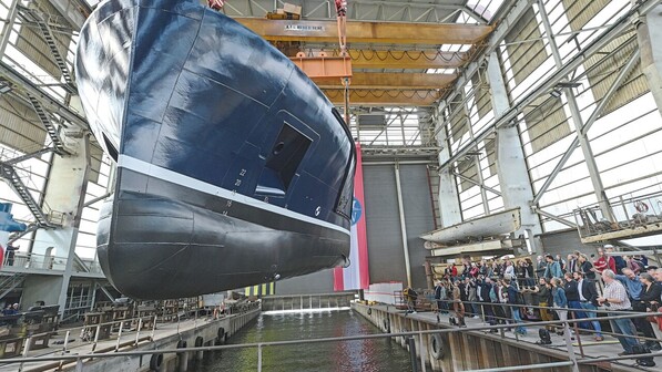 Stapelhub: Das 125 Tonnen schwere Forschungsschiff wurde Ende August 2023 in das Hafenbecken der Werft gehievt.