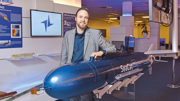 Smarte Drohne: Vertriebsmann Michael Dröse an einem „Seacat“-Modell.